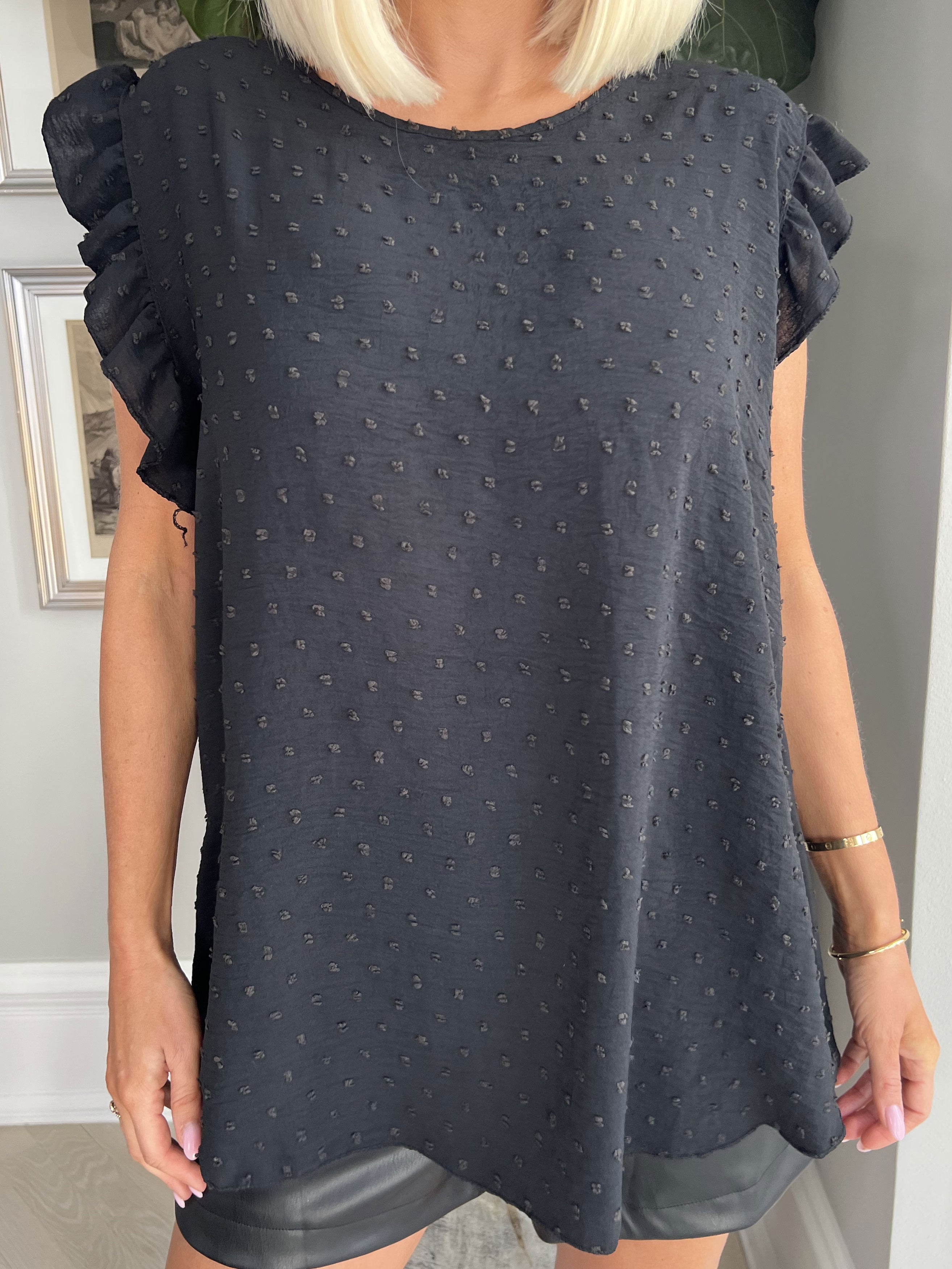 Evig - Sød tunika med prikket detaljer og flæseærmer